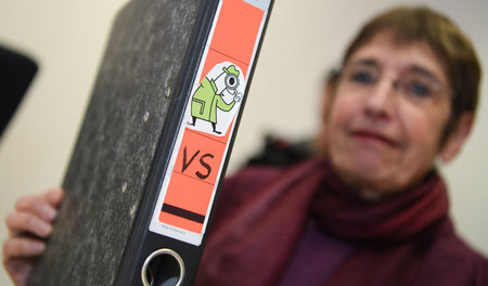Gesammelte Werke der Geheimdienste: Silvia Gingold mit Unterlage... Gesammelte Werke der Geheimdienste: Silvia Gingold mit Unterlage...