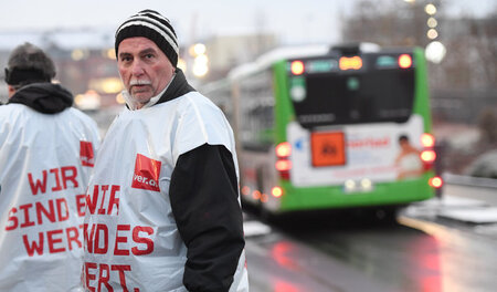 »Wir sind es wert.« Mitarbeiter im Nahverkehr bekräftigen ihre F... »Wir sind es wert.« Mitarbeiter im Nahverkehr bekräftigen ihre F...