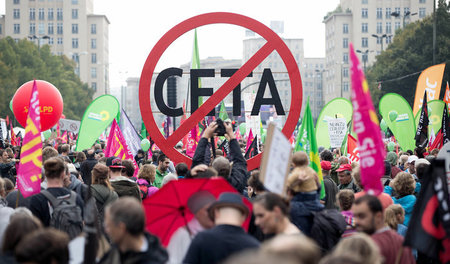 Am 17. September protestierten vergangenes Jahr 320.000 Menschen... Am 17. September protestierten vergangenes Jahr 320.000 Menschen...