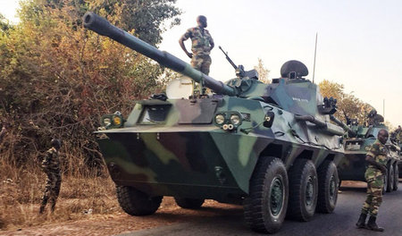 Senegalesische Soldaten am Donnerstag an der Grenze zu Gambia Senegalesische Soldaten am Donnerstag an der Grenze zu Gambia