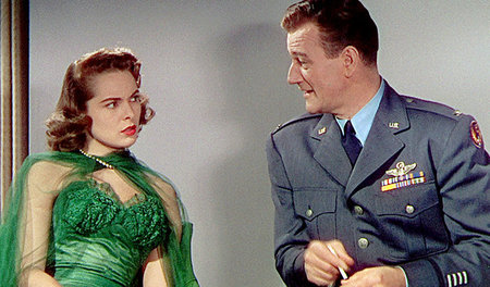 Noch ahnt Captain Olga Orlief (Janet Leigh) nichts von Colonel J...