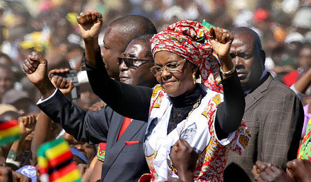 Simbabwes Präsident Robert Mugabe und seine Frau Grace am 25. Ma...