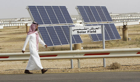 Nur weg vom Erdöl! Ein Mann spaziert in Saudi-Arabien an einigen...