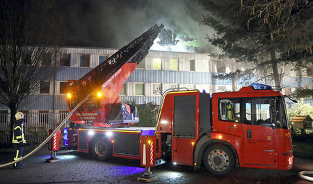 Feuerwehrleute löschen am 03. März 2016 ein Feuer in einer Asylu...