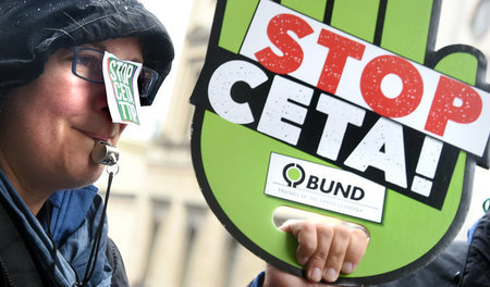 Eine Demonstrantin bei Protesten gegen die Abkommen CETA und TTI... Eine Demonstrantin bei Protesten gegen die Abkommen CETA und TTI...