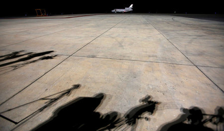 Vor der Ankunft Yahya Jammehs auf dem Flughafen von Banjul am Sa... Vor der Ankunft Yahya Jammehs auf dem Flughafen von Banjul am Sa...