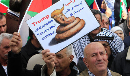 »Trump raus aus Jerusalem«: Palästinenser protestierten am Freit... »Trump raus aus Jerusalem«: Palästinenser protestierten am Freit...