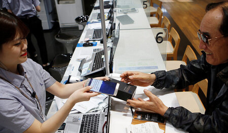Seoul am 13. Oktober: Kunde gibt sein Smartphone Galaxy Note 7 i... Seoul am 13. Oktober: Kunde gibt sein Smartphone Galaxy Note 7 i...