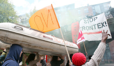 Mit einem Schlauchboot zogen am 01. Mai 2015 Demonstranten des B... Mit einem Schlauchboot zogen am 01. Mai 2015 Demonstranten des B...