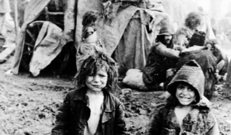 Roma-Kinder Anfang 1944 in der besetzten Sowjetunion Roma-Kinder Anfang 1944 in der besetzten Sowjetunion