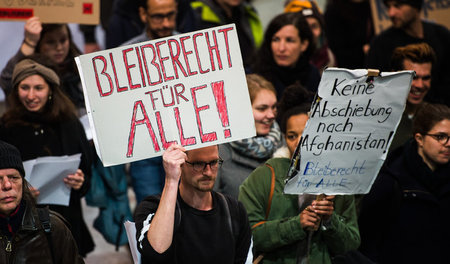 Teilnehmer einer Demo gegen die Abschiebungen nach Afghanistan i...