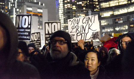 Protest gegen die Pipelines am Dienstag in New York Protest gegen die Pipelines am Dienstag in New York