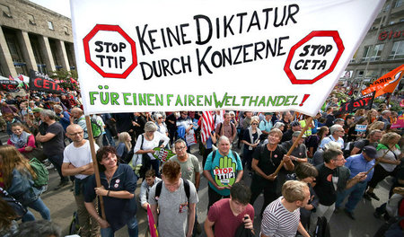 Unbegründete Ängste schüren? Demonstranten gegen CETA und TTIP i... Unbegründete Ängste schüren? Demonstranten gegen CETA und TTIP i...