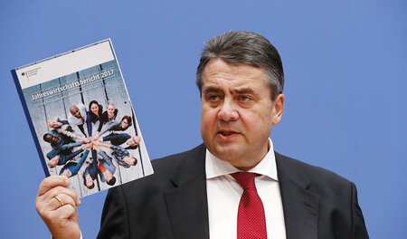 Präsentation eines mutmaßlich scheidenden Ressortchefs: Minister... Präsentation eines mutmaßlich scheidenden Ressortchefs: Minister...