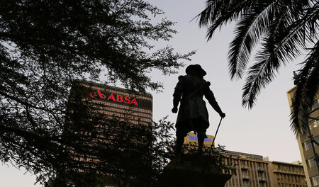 Eine Statue des holländischen Kolonialherrn Jan van Riebeeck vor... Eine Statue des holländischen Kolonialherrn Jan van Riebeeck vor...