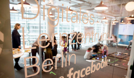 Wege aus der Einsamkeit: Digital kompetente Aktivisten in Facebo... Wege aus der Einsamkeit: Digital kompetente Aktivisten in Facebo...