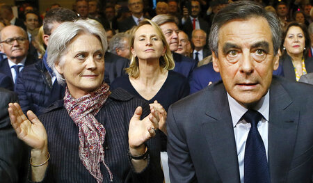 Beifall für den Gatten: Penelope und François Fillon am 25. Nove... Beifall für den Gatten: Penelope und François Fillon am 25. Nove...