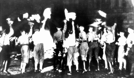 Als erstes verbrannten die Nazis Bücher, darunter auch die von S...