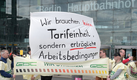 Die Gewerkschaft Deutscher Lokomotivführer (GDL) protestierte be...