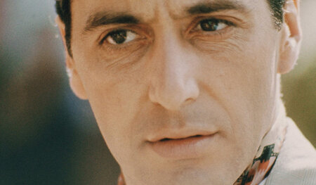 Don Michael Corleone ist der Pate und Oberhaupt seiner Familie: ...