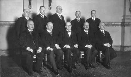 Das vierte Kabinett Marx mit vier Ministern der völkischen DNVP:...