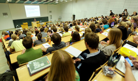 Studenten in der Universität Tübingen (14. Juni 2012)