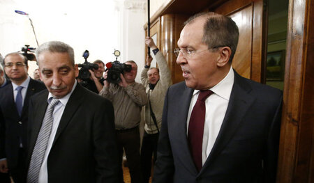 Russlands Außenminister Sergej Lawrow (rechts) während des Treff...