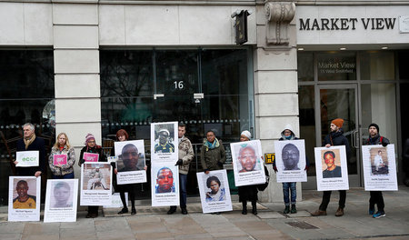 Die Aktionäre wurden in London von Demonstranten empfangen, die ...