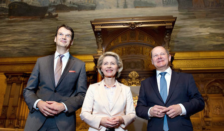 Sieht aus wie ein Hamburger Verlobungsfoto mit Bürgermeister: Sp...