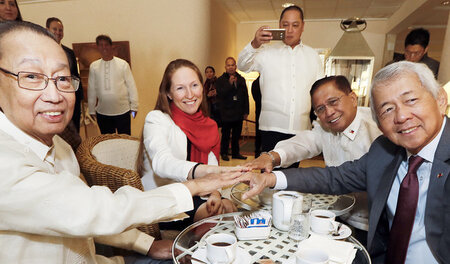 Hand drauf: José Maria Sison vom Linksbündnis NDFP (links) und d...
