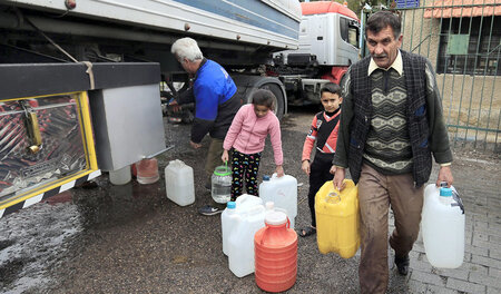 Nach der Rückeroberung der Fijeh-Quelle soll die Wasserknappheit...