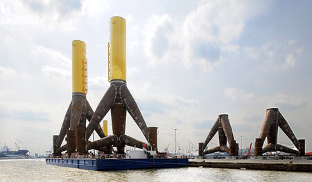 Teile von Offshore-Windkraftanlagen bereit zur Verschiffung in B...