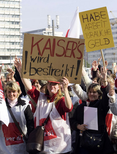 Streikende Verkäuferinnen am Mittwoch auf dem Berliner Alexander... Streikende Verkäuferinnen am Mittwoch auf dem Berliner Alexander...