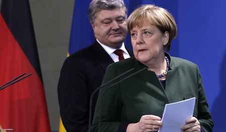 Der ukrainische Präsident Petro Poroschenko (links) und Bundeska...