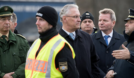 Bayerns Innenminister Joachim Herrmann (Bildmitte, 15. Dezember ...