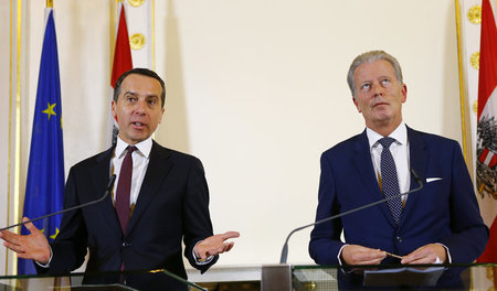 Koalition gerettet: Bundeskanzler Kern (SPÖ/l.) und Vizekanzler ...