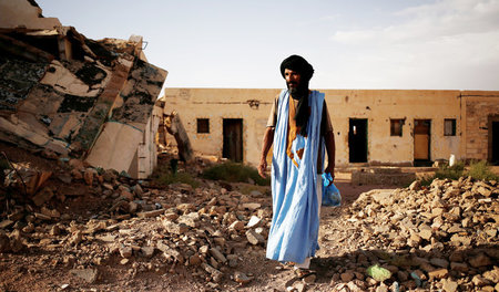 Unter Besatzung: Ein Polisario-Kämpfer läuft durch die von Marok...
