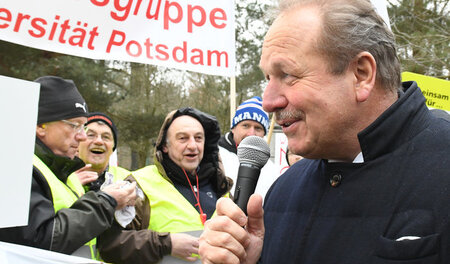 Der ver.di-Vorsitzende Frank Bsirske begrüßt Kollegen und Kolleg...