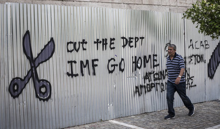 »Kürzt die Schulden, IWF gehʼ nach Hause« (Graffiti in Athen, 26...