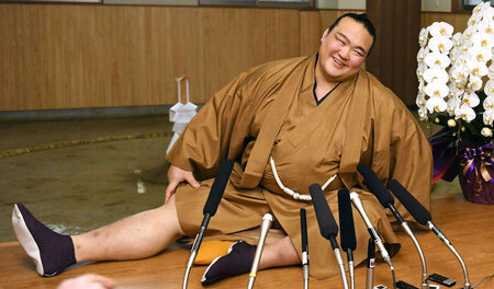 Sehr gefragt: Der neue Sumo-Großmeister Kisenosato Yutaka bei ei... Sehr gefragt: Der neue Sumo-Großmeister Kisenosato Yutaka bei ei...