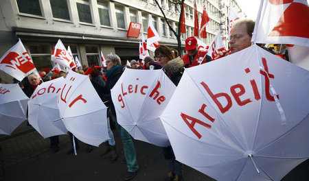 Beschäftigte des öffentlichen Diensts traten am Mittwoch in den ... Beschäftigte des öffentlichen Diensts traten am Mittwoch in den ...