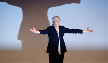 Finanzaffären werfen einen Schatten auf den Wahlkampf Marine Le ... Finanzaffären werfen einen Schatten auf den Wahlkampf Marine Le ...