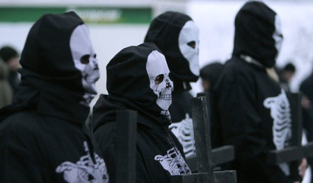 Auswärtige und lokale Neonazis streiten, wer Dresden zum Aufmars... Auswärtige und lokale Neonazis streiten, wer Dresden zum Aufmars...