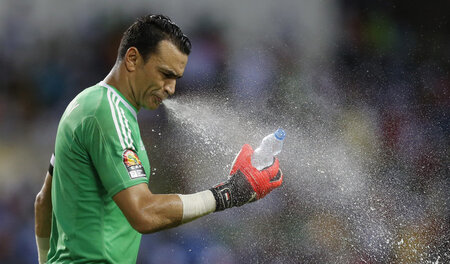 Ist das Selters? Ägyptens Elfmeterkiller Assam Al-Hadary ist bes... Ist das Selters? Ägyptens Elfmeterkiller Assam Al-Hadary ist bes...