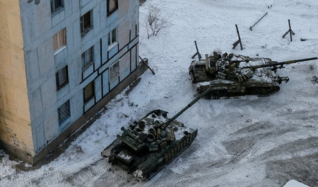 Anwohner von Awdijiwka fordern den Abzug von ukrainischen Panzer...