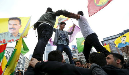 Prokurdische Demonstranten mit dem Bild des inhaftierten PKK-Vor... Prokurdische Demonstranten mit dem Bild des inhaftierten PKK-Vor...
