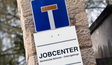 Von den 6,2 Millionen Leistungsbeziehern bei der Einführung von ... Von den 6,2 Millionen Leistungsbeziehern bei der Einführung von ...
