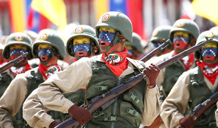 Angehörige der Bolivarischen Miliz bei der Parade am Mittwoch in...