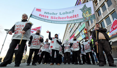 Mit Warnstreiks und Protestaktionen wie dieser am 27. Januar in ... Mit Warnstreiks und Protestaktionen wie dieser am 27. Januar in ...