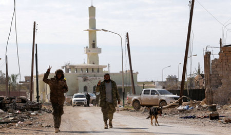 Zerrütteter Failed State: Libysche Milizionäre in Benghasi (Janu... Zerrütteter Failed State: Libysche Milizionäre in Benghasi (Janu...